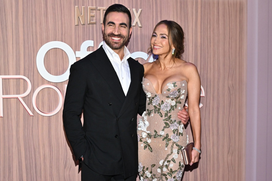 Brett Goldstein,Jennifer Lopez