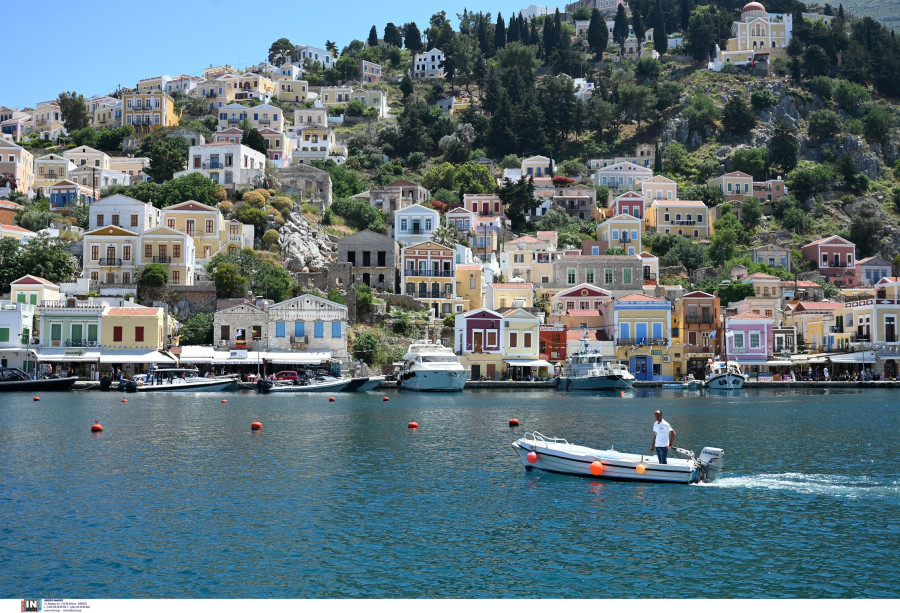 ΤΟΥΡΙΣΤΙΚΗ ΚΙΝΗΣΗ ΣΤΟ ΝΗΣΙ ΤΗΣ ΣΥΜΗΣ