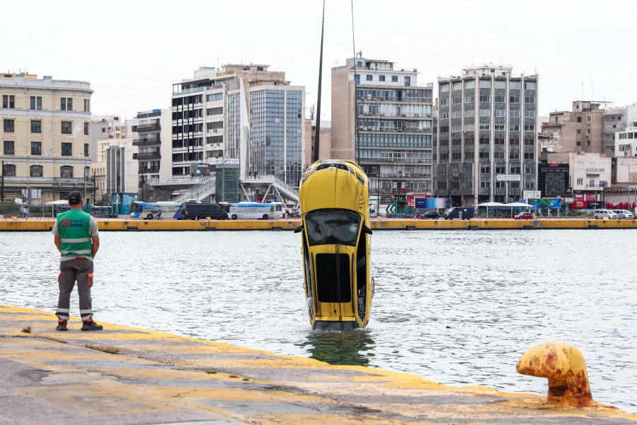 Όχημα έπεσε στη θάλασσα στο λιμάνι του Πειραιά.
