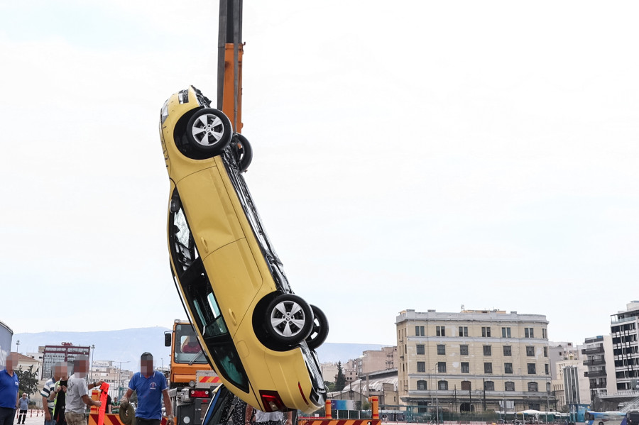 Όχημα έπεσε στη θάλασσα στο λιμάνι του Πειραιά.