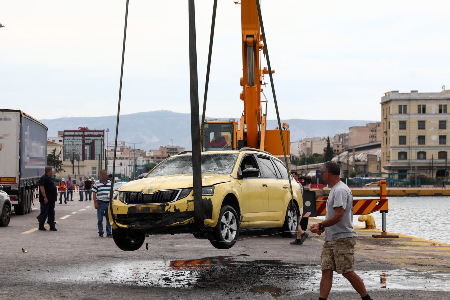 Όχημα έπεσε στη θάλασσα στο λιμάνι του Πειραιά.