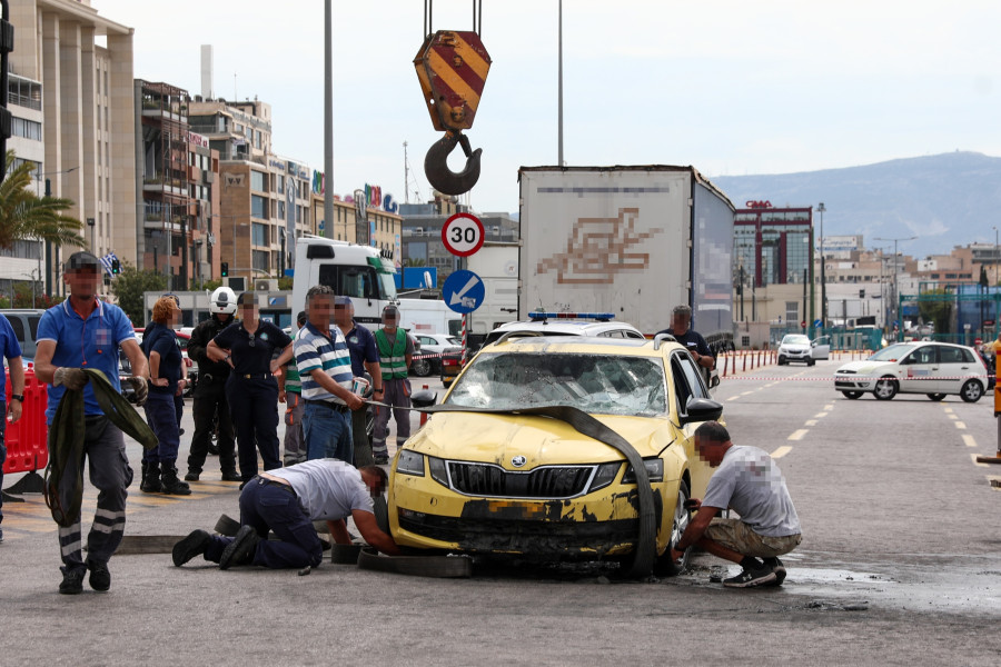 Όχημα έπεσε στη θάλασσα στο λιμάνι του Πειραιά.