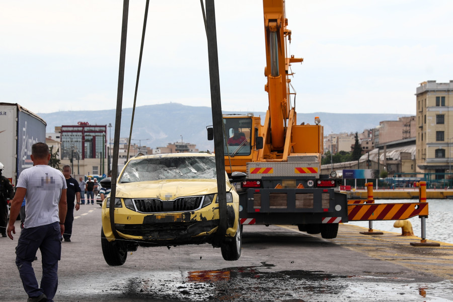 Όχημα έπεσε στη θάλασσα στο λιμάνι του Πειραιά.
