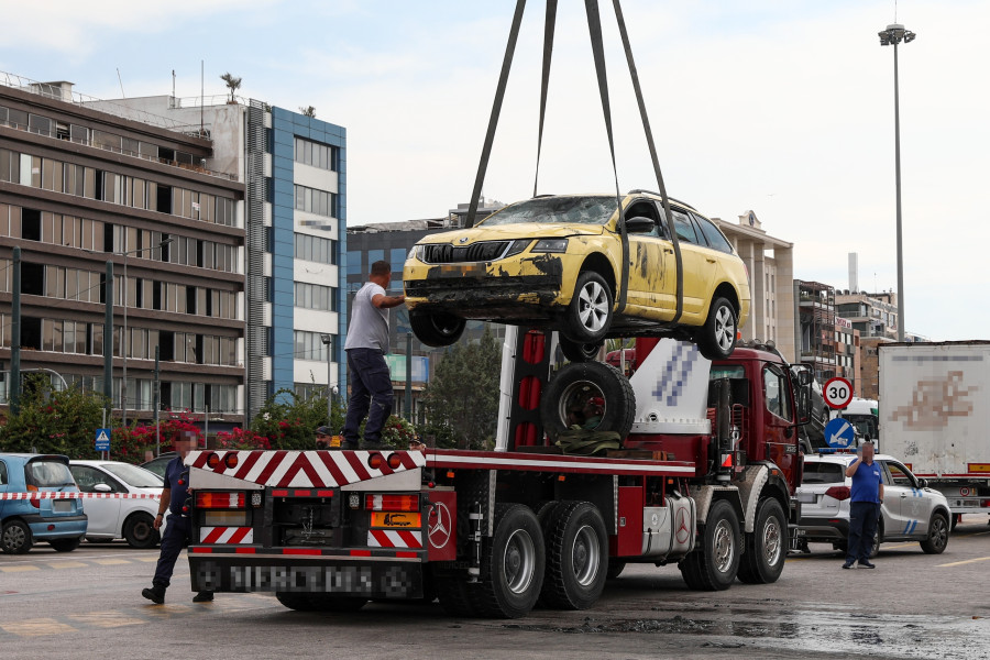Όχημα έπεσε στη θάλασσα στο λιμάνι του Πειραιά.