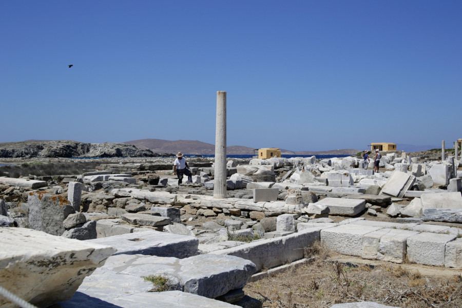 COVID-19; Delos; archaeological site; coronavirus; mask; summer; Δήλος; Κορωναϊός; αρχαία; αρχαιολογικός χώρος; καλοκαίρι; κορονοϊός; κορωνοϊός; μάσκα; τουρίστας; τουρίστες; τουρισμός; tourism;