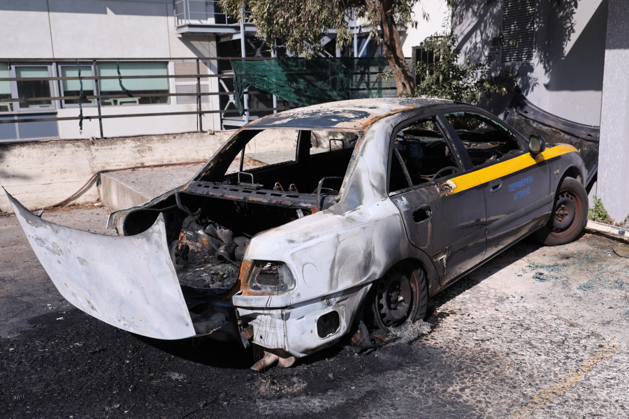 Εμπρηστική επίθεση τα ξημερώματα από γνώστους σε τρία αυτοκίνητα της Περιφέρειας Αττικής, στο Μαρούσι.