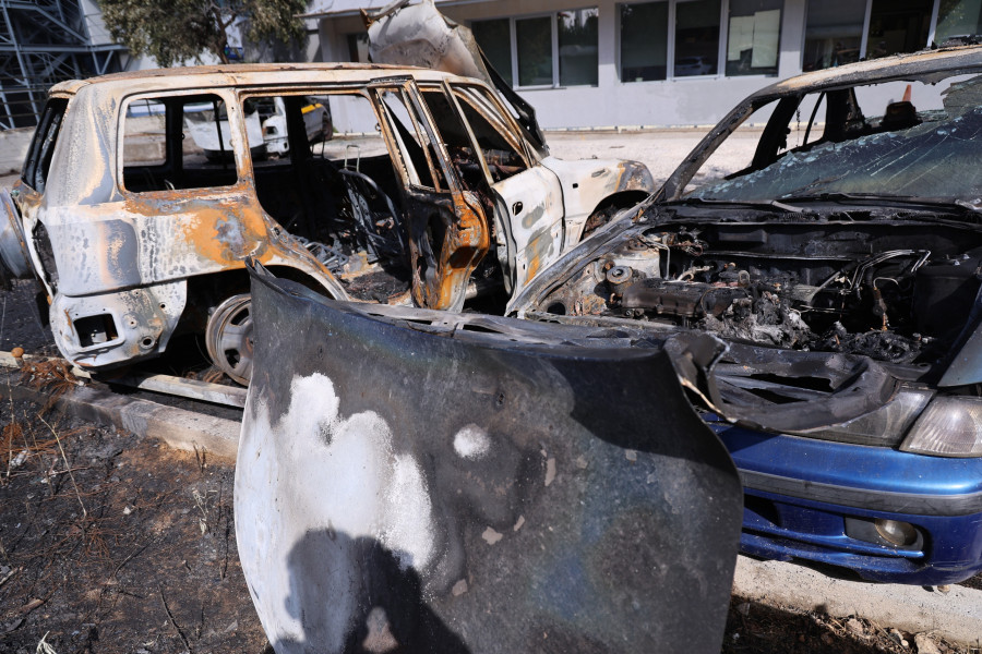 Εμπρηστική επίθεση τα ξημερώματα από γνώστους σε τρία αυτοκίνητα της Περιφέρειας Αττικής, στο Μαρούσι.
