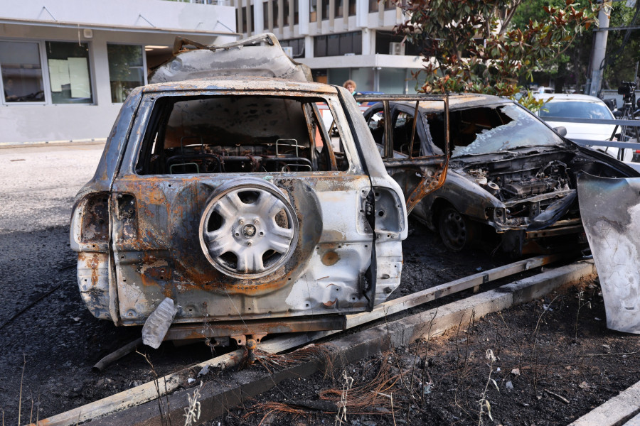 Εμπρηστική επίθεση τα ξημερώματα από γνώστους σε τρία αυτοκίνητα της Περιφέρειας Αττικής, στο Μαρούσι.