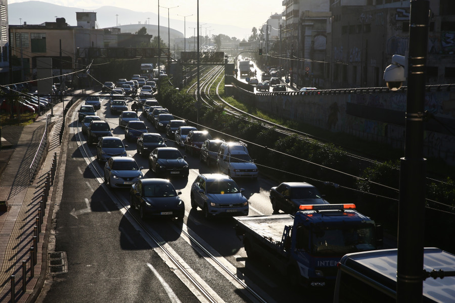 ΚΙΝΗΣΗ ΣΤΟΥΣ ΔΡΟΜΟΥΣ ΤΟΥ ΠΕΙΡΑΙΑ (ΔΑΝΑΗ ΔΑΥΛΟΠΟΥΛΟΥ/EUROKINISSI)