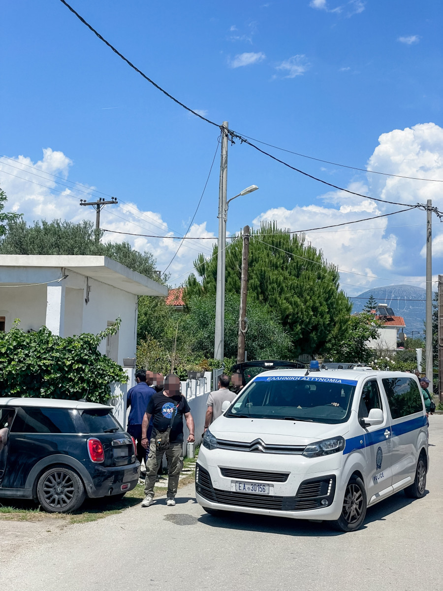 [387569] ΝΕΚΡΟΙ ΕΝΤΟΠΙΣΤΗΚΑΝ ΜΗΤΕΡΑ ΚΑΙ ΓΙΟΣ ΣΤΟ ΣΠΙΤΙ ΤΟΥΣ ΣΤΗΝ ΑΙΓΙΑΛΕΙΑ ΜΕ ΤΡΑΥΜΑΤΑ ΑΠΟ ΑΙΧΜΗΡΟ ΑΝΤΙΚΕΙΜΕΝΟ (ΑΝΔΡΕΑΣ ΑΛΕΞΟΠΟΥΛΟΣ / EUROKINISSI)