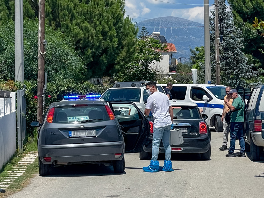 [387569] ΝΕΚΡΟΙ ΕΝΤΟΠΙΣΤΗΚΑΝ ΜΗΤΕΡΑ ΚΑΙ ΓΙΟΣ ΣΤΟ ΣΠΙΤΙ ΤΟΥΣ ΣΤΗΝ ΑΙΓΙΑΛΕΙΑ ΜΕ ΤΡΑΥΜΑΤΑ ΑΠΟ ΑΙΧΜΗΡΟ ΑΝΤΙΚΕΙΜΕΝΟ (ΑΝΔΡΕΑΣ ΑΛΕΞΟΠΟΥΛΟΣ / EUROKINISSI)