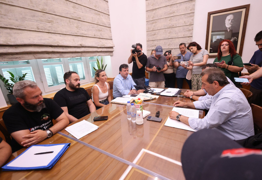 ΣΥΓΚΕΝΤΡΩΣΗ ΔΙΑΜΑΡΤΥΡΙΑΣ ΠΟΛΙΤΩΝ ΣΤΟ ΗΡΑΚΛΕΙΟ ΤΗΣ ΚΡΗΤΗΣ ΓΙΑ ΤΙΣΑΥΞΗΜΕΝΕΣ ΡΟΕΣ ΜΕΤΑΝΑΣΤΩΝ ΚΑΙ ΠΡΟΣΦΥΓΩΝ ΣΤΟ ΝΗΣΙ (ΣΤΕΦΑΝΟΣ ΡΑΠΑΝΗΣ/EUROKINISSI)