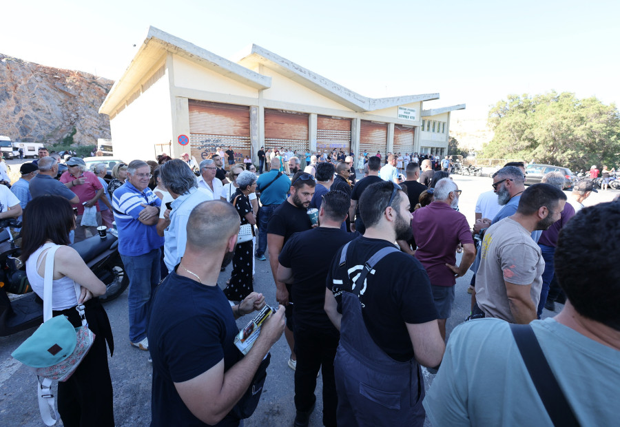 ΣΥΓΚΕΝΤΡΩΣΗ ΔΙΑΜΑΡΤΥΡΙΑΣ ΠΟΛΙΤΩΝ ΣΤΟ ΗΡΑΚΛΕΙΟ ΤΗΣ ΚΡΗΤΗΣ ΓΙΑ ΤΙΣΑΥΞΗΜΕΝΕΣ ΡΟΕΣ ΜΕΤΑΝΑΣΤΩΝ ΚΑΙ ΠΡΟΣΦΥΓΩΝ ΣΤΟ ΝΗΣΙ (ΣΤΕΦΑΝΟΣ ΡΑΠΑΝΗΣ/EUROKINISSI)