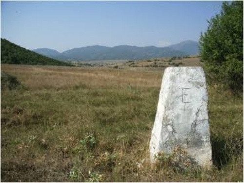 mia-apo-tis-pyramides-poy-ka8orizoyn-ta-ellhnoalbanika-synora-1.jpg
