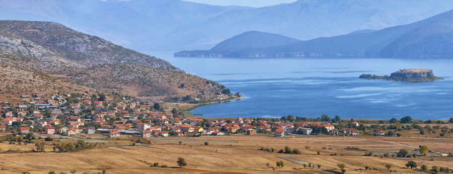 to-xwrio-pustec-kai-to-nhsi-maligkrant-ths-megalhs-prespas-poy-epishs-do8hke-apo-thn-ellada-sthn-albania.jpg
