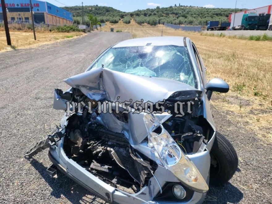 Σοβαρό τροχαίο έξω από τη Θήβα: Δύο τραυματίες, σε σοβαρή κατάσταση ο ένας, δείτε εικόνες