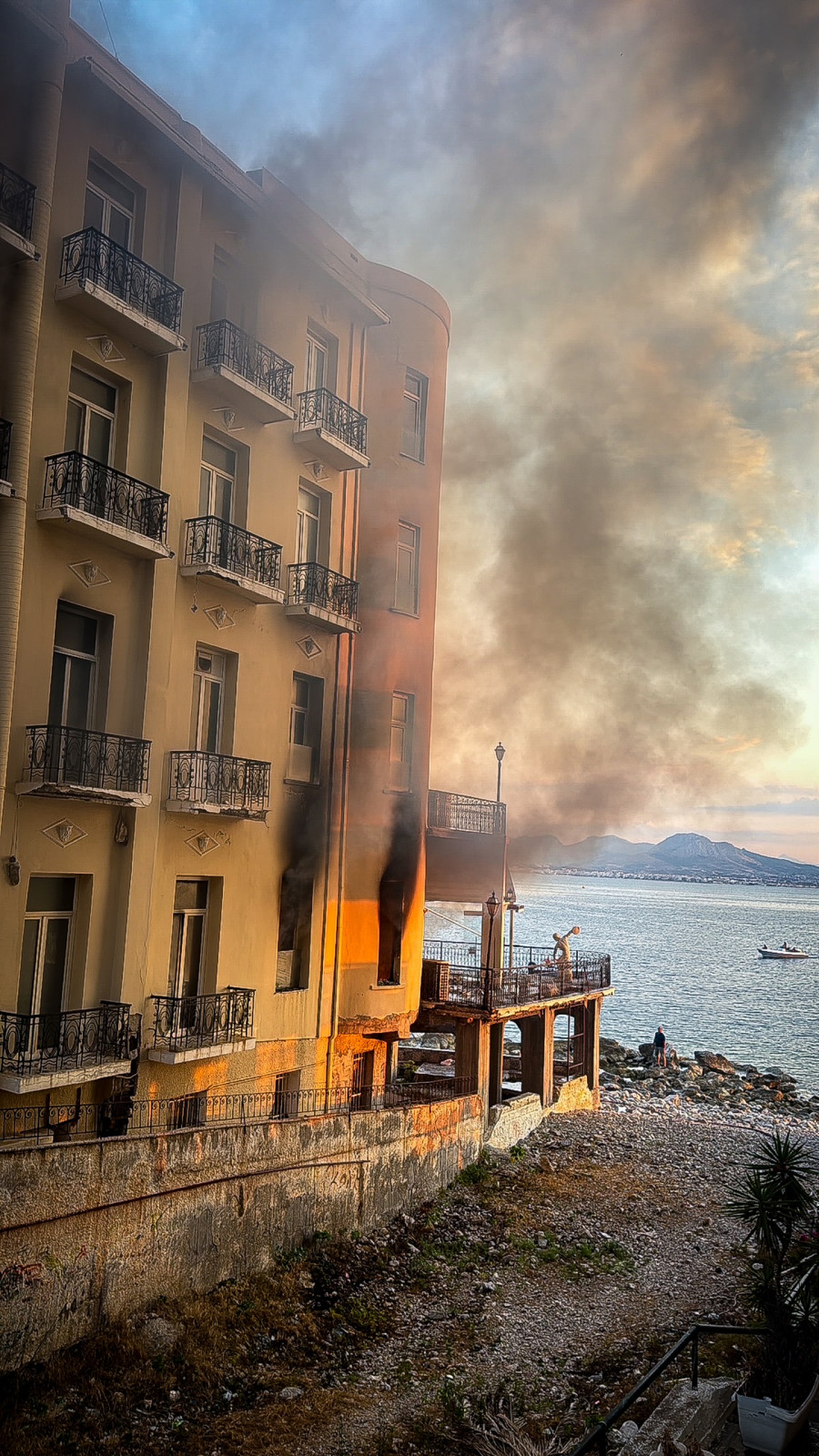 ΠΥΡΚΑΓΙΑ ΣΕ ΕΓΚΑΤΑΛΕΛΕΙΜΜΕΝΟ ΞΕΝΟΔΟΧΕΙΟ ΣΤΟ ΛΟΥΤΡΑΚΙ (EUROKINISSI)