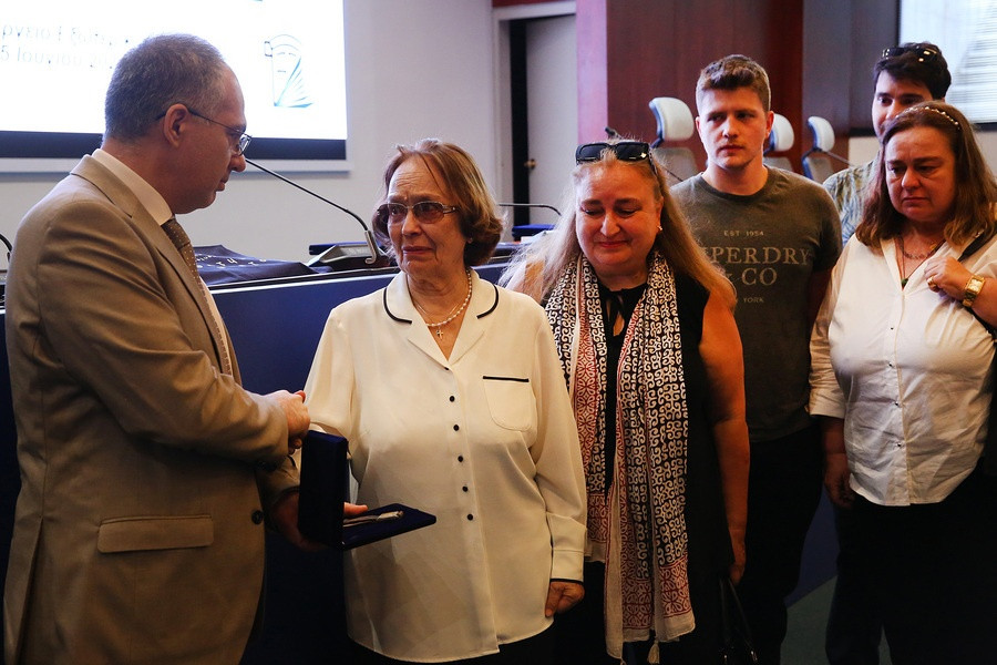 ΠΑΡΑΔΟΣΗ ΠΡΟΣΩΠΙΚΩΝ ΑΝΤΙΚΕΙΜΕΝΩΝ ΚΡΑΤΟΥΜΕΝΩΝ ΣΕ ΝΑΖΙΣΤΙΚΑ ΣΤΡΑΤΟΠΕΔΑ