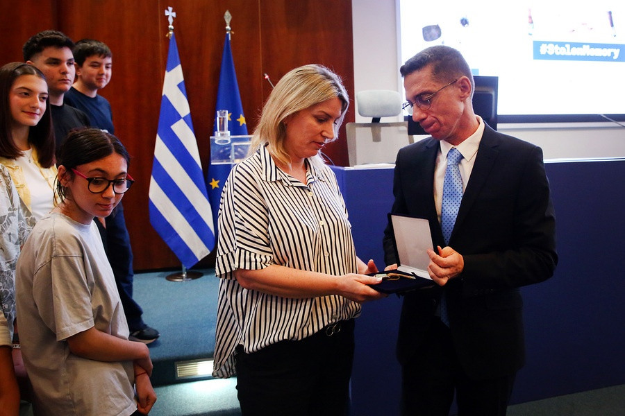 ΠΑΡΑΔΟΣΗ ΠΡΟΣΩΠΙΚΩΝ ΑΝΤΙΚΕΙΜΕΝΩΝ ΚΡΑΤΟΥΜΕΝΩΝ ΣΕ ΝΑΖΙΣΤΙΚΑ ΣΤΡΑΤΟΠΕΔΑ