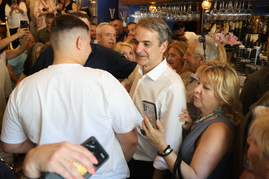 [387989] ΠΕΡΙΟΔΕΙΑ ΤΟΥ ΠΡΩΘΥΠΟΥΡΓΟΥ ΚΥΡΙΑΚΟΥ ΜΗΤΣΟΤΑΚΗ ΣΤΗ ΝΕΑ ΣΜΥΡΝΗ (ΓΙΑΝΝΗΣ ΠΑΝΑΓΟΠΟΥΛΟΣ / EUROKINISSI)
