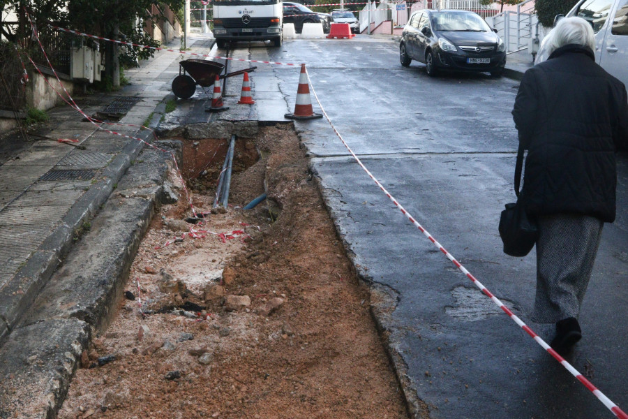 ΚΑΘΙΖΗΣΗ ΤΜΗΜΑΤΟΣ ΟΔΟΣΤΡΟΜΑΤΟΣ ΣΤΟ ΠΟΛΥΓΩΝΟ(ΧΡΗΣΤΟΣ ΜΠΟΝΗΣ//EUROKINISSI