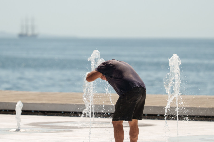 καθημερινότητα; daily life; Greece; July; Nea Paralia; Thessaloniki; city; fountain; heat wave; hot weather; promenade; seafront; summer; urban; waterfront; Ελλάδα; Θεσσαλονίκη; Ιούλιος; Καύσωνας; Νέα Παραλία; καλοκαίρι; πόλη; συντριβάνι; υψηλές θερμοκρασίες;
