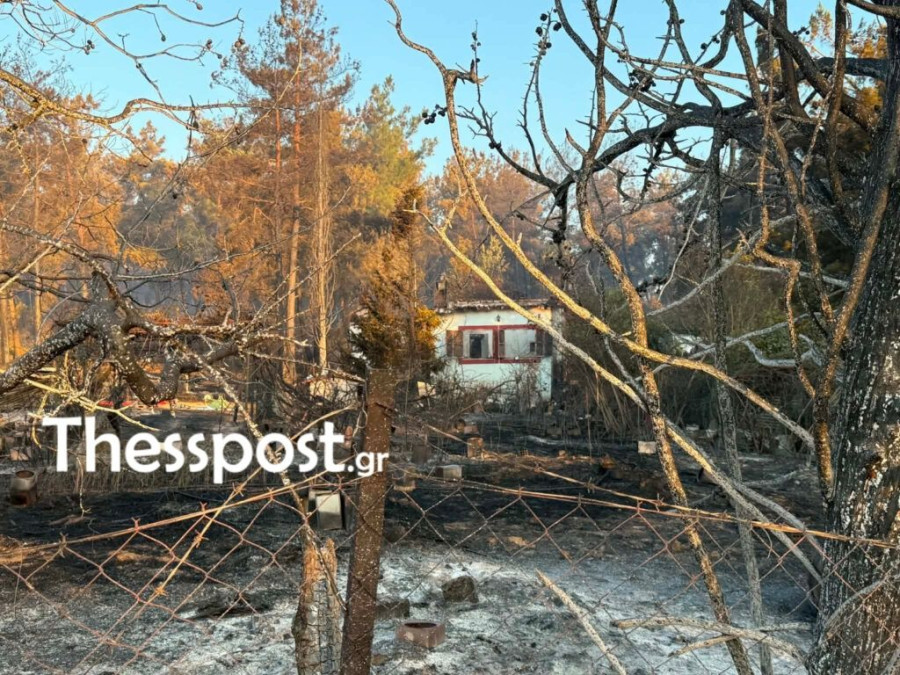 Λητή Θεσσαλονίκης: Στάχτη το σπίτι όπου γράφτηκε η τραγωδία – Οι εικόνες μετά τη φονική πυρκαγιά που συγκλονίζουν