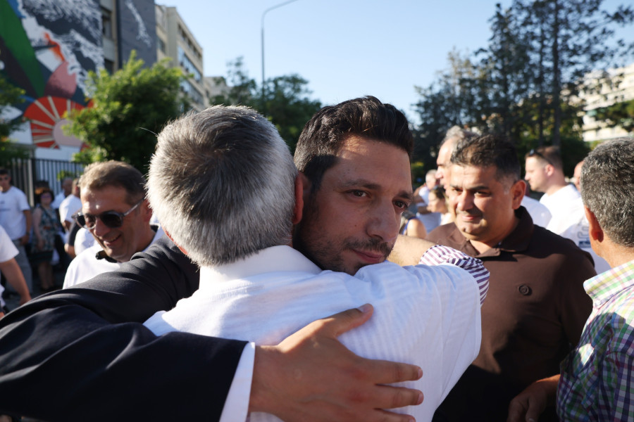Συγκέντρωση ενάντια στην τρομοκρατία έξω από το Ιπποκράτειο Νοσοκομείο Θεσσαλονίκης, με αφορμή τις χθεσινές εμπρηστικές επιθέσεις σε στελέχη της Νέας Δημοκρατίας.