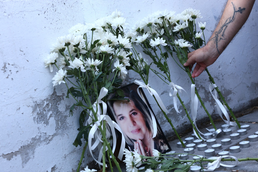 Συγκέντρωση ενάντια στην τρομοκρατία έξω από το Ιπποκράτειο Νοσοκομείο Θεσσαλονίκης, με αφορμή τις χθεσινές εμπρηστικές επιθέσεις σε στελέχη της Νέας Δημοκρατίας.