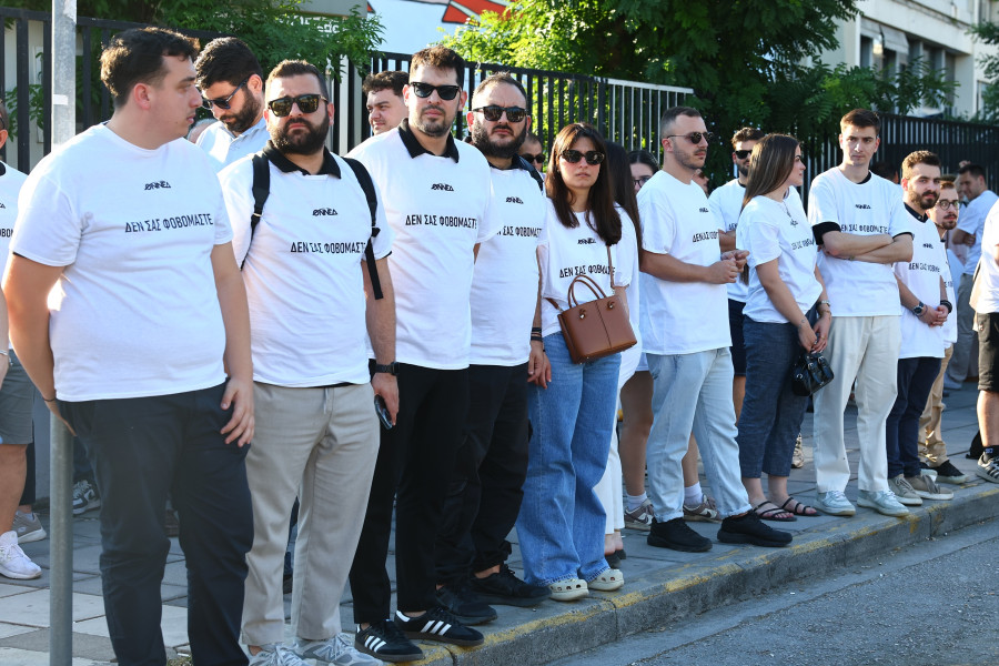 Συγκέντρωση ενάντια στην τρομοκρατία έξω από το Ιπποκράτειο Νοσοκομείο Θεσσαλονίκης, με αφορμή τις χθεσινές εμπρηστικές επιθέσεις σε στελέχη της Νέας Δημοκρατίας.