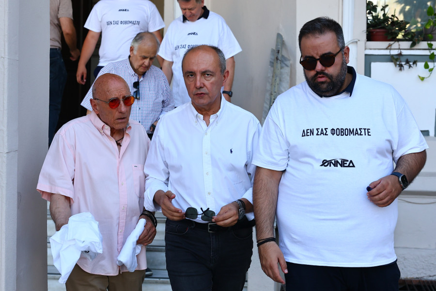 Συγκέντρωση ενάντια στην τρομοκρατία έξω από το Ιπποκράτειο Νοσοκομείο Θεσσαλονίκης, με αφορμή τις χθεσινές εμπρηστικές επιθέσεις σε στελέχη της Νέας Δημοκρατίας.