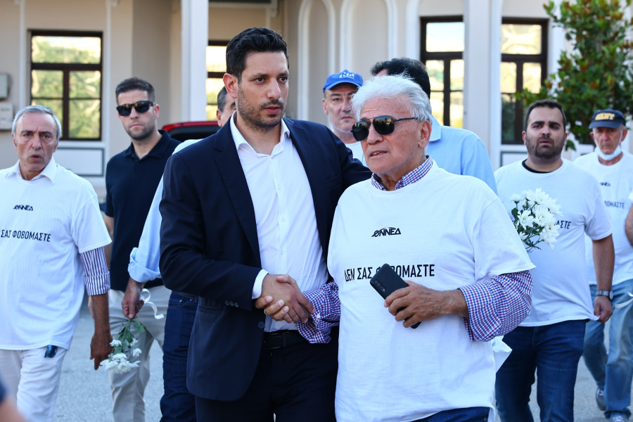 Συγκέντρωση ενάντια στην τρομοκρατία έξω από το Ιπποκράτειο Νοσοκομείο Θεσσαλονίκης, με αφορμή τις χθεσινές εμπρηστικές επιθέσεις σε στελέχη της Νέας Δημοκρατίας.