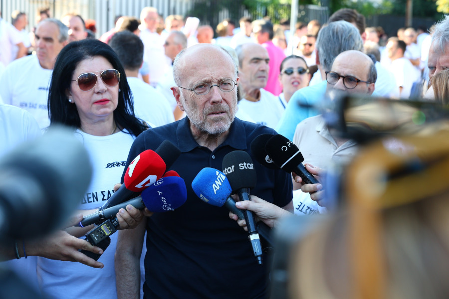 Συγκέντρωση ενάντια στην τρομοκρατία έξω από το Ιπποκράτειο Νοσοκομείο Θεσσαλονίκης, με αφορμή τις χθεσινές εμπρηστικές επιθέσεις σε στελέχη της Νέας Δημοκρατίας.