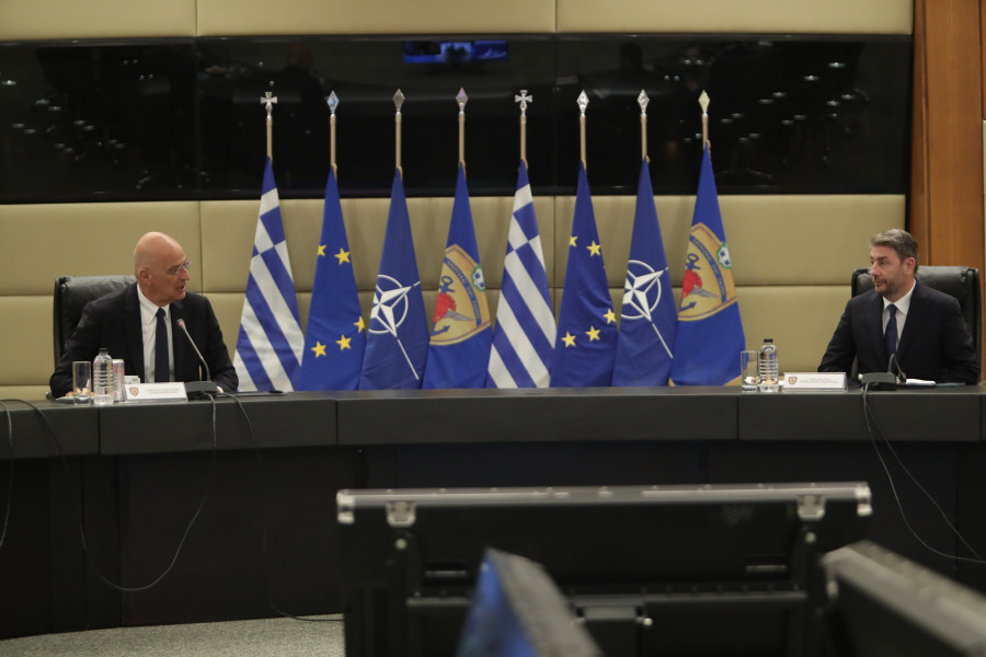 [388131] ΣΥΝΑΝΤΗΣΗ ΤΟΥ ΥΠΟΥΡΓΟΥ ΑΜΥΝΑΣ ΝΙΚΟΥ ΔΕΝΔΙΑ ΜΕ ΤΟΝ ΠΡΟΕΔΡΟ ΤΟΥ ΠΑΣΟΚ - ΚΙΝΗΜΑΤΟΣ ΑΛΛΑΓΗΣ ΝΙΚΟ ΑΝΔΟΥΛΑΚΗ (ΣΩΤΗΡΗΣ ΔΗΜΗΤΡΟΠΟΥΛΟΣ / EUROKINISSI)