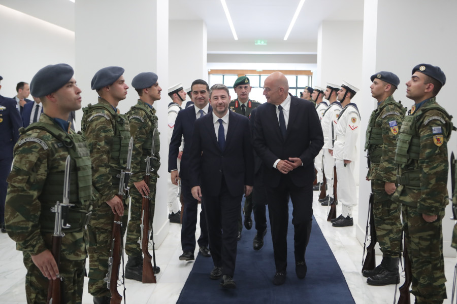 [388131] ΣΥΝΑΝΤΗΣΗ ΤΟΥ ΥΠΟΥΡΓΟΥ ΑΜΥΝΑΣ ΝΙΚΟΥ ΔΕΝΔΙΑ ΜΕ ΤΟΝ ΠΡΟΕΔΡΟ ΤΟΥ ΠΑΣΟΚ - ΚΙΝΗΜΑΤΟΣ ΑΛΛΑΓΗΣ ΝΙΚΟ ΑΝΔΟΥΛΑΚΗ (ΣΩΤΗΡΗΣ ΔΗΜΗΤΡΟΠΟΥΛΟΣ / EUROKINISSI)
