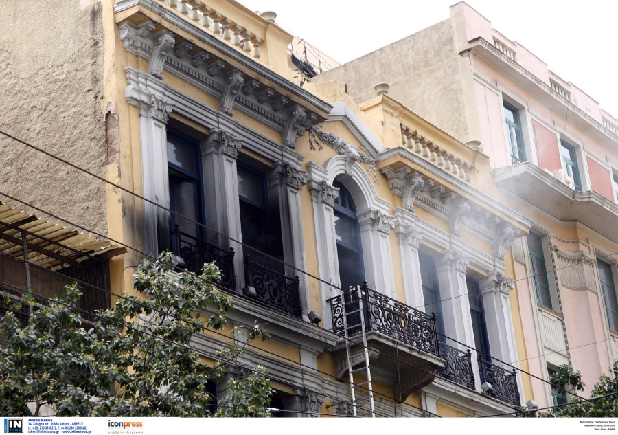 ΤΡΕΙΣ ΥΠΑΛΛΗΛΟΙ ΤΗΣ ΤΡΑΠΕΖΑΣ MARFIN ΕΠΙ ΤΗΣ ΟΔΟΥ ΣΤΑΔΙΟΥ 23 ΝΕΚΡΟΙ ΜΕΤΑ ΑΠΟ ΕΠΕΙΣΟΔΙΑ ΣΕ ΠΟΡΕΙΑ ΤΩΝ ΓΣΕΕ ΑΔΕΔΥ ΠΑΜΕ ΕΝΑΝΤΙΑ ΣΤΑ ΜΝΗΜΟΝΙΑ<br><br> ΦΩΤΟΓΡΑΦΟΣ: ΝΙΚΟΣ ΠΑΛΑΙΟΛΟΓΟΣ