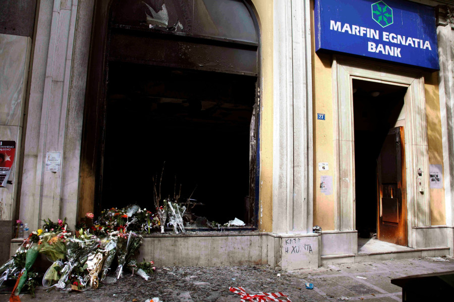ΤΡΕΙΣ ΝΕΚΡΟΙ ΣΤΟ ΥΠΟΚΑΤΑΣΤΗΜΑ ΤΗΣ MARFIN ΚΑΤΑ ΤΗΝ ΔΙΑΡΚΕΙΑ ΤΩΝ ΕΠΕΙΣΟΔΙΩΝ ΤΗΣ ΧΘΕΣΙΝΗΣ ΠΟΡΕΙΑΣ// ΕΠΟΜΕΝΗ ΗΜΕΡΑ (EUROKINISSI/ΒΑΪΟΣ ΧΑΣΙΑΛΗΣ)