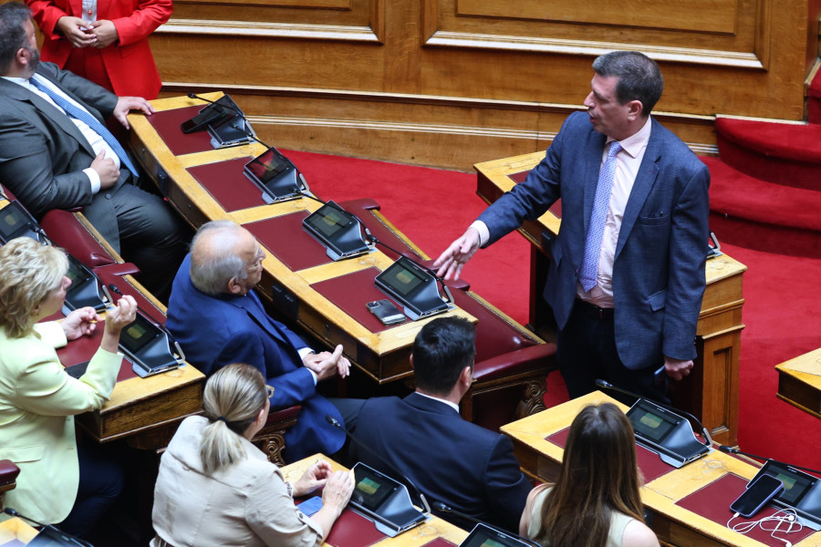 [388306] Ο ΠΡΩΘΥΠΟΥΡΓΟΣ ΚΥΡΙΑΚΟΣ ΜΗΤΣΟΤΑΚΗΣ ΣΤΗ ΒΟΥΛΗ ΓΙΑ ΝΑ ΑΠΑΝΤΗΣΕΙ ΣΕ ΕΠΙΚΑΙΡΗ ΕΡΩΤΗΣΗ ΤΟΥ ΠΡΟΕΔΡΟΥ ΤΟΥ ΠΑΣΟΚ-ΚΙΝΗΜΑΤΟΣ ΑΛΛΑΓΗΣ ΝΙΚΟΥ ΑΝΔΡΟΥΛΑΚΗ ΣΤΟ ΠΛΑΙΣΙΟ ΤΗΣ ΩΡΑΣ ΤΟΥ ΠΡΩΘΥΠΟΥΡΓΟΥ (ΓΙΑΝΝΗΣ ΠΑΝΑΓΟΠΟΥΛΟΣ / EUROKINISSI)