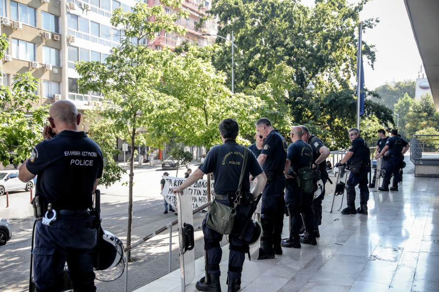 Θεσσαλονίκη: Στα δικαστήρια οδηγούνται οι κατηγορούμενοι για τις εμπρηστικές επιθέσεις και τη δολοφονία της Βάγιας Νέστορα