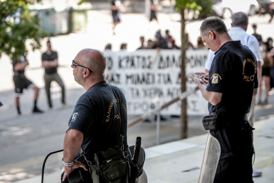Θεσσαλονίκη: Στα δικαστήρια οδηγούνται οι κατηγορούμενοι για τις εμπρηστικές επιθέσεις και τη δολοφονία της Βάγιας Νέστορα