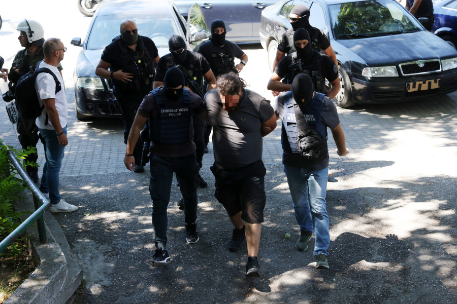 Στον ανακριτή οι τρεις συλληφθέντες για την εμπρηστική επίθεση στο σπίτι της οικογένειας Νέστορα