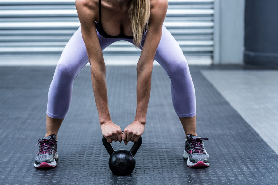 ασκησεις με βαρη kettlebells στο γυμναστηριο