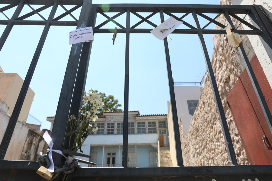 [388490] ΣΗΜΕΙΩΜΑΤΑ ΚΑΙ ΛΟΥΛΟΥΔΙΑ ΣΤΟ ΣΠΙΤΙ ΠΟΥ ΓΥΡΙΣΤΗΚΕ Η ΤΑΙΝΙΑ ΜΕ ΤΗΝ ΜΑΡΩ ΚΟΝΤΟΥ Η ΔΕ ΓΥΝΗ ΝΑ ΦΟΒΗΤΑΙ ΤΟΝ ΑΝΤΡΑ (ΔΑΝΑΗ ΔΑΥΛΟΠΟΥΛΟΥ/EUROKINISSI)
