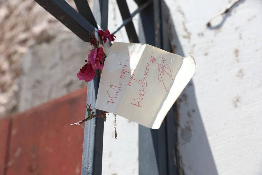 [388490] ΣΗΜΕΙΩΜΑΤΑ ΚΑΙ ΛΟΥΛΟΥΔΙΑ ΣΤΟ ΣΠΙΤΙ ΠΟΥ ΓΥΡΙΣΤΗΚΕ Η ΤΑΙΝΙΑ ΜΕ ΤΗΝ ΜΑΡΩ ΚΟΝΤΟΥ Η ΔΕ ΓΥΝΗ ΝΑ ΦΟΒΗΤΑΙ ΤΟΝ ΑΝΤΡΑ (ΔΑΝΑΗ ΔΑΥΛΟΠΟΥΛΟΥ/EUROKINISSI)