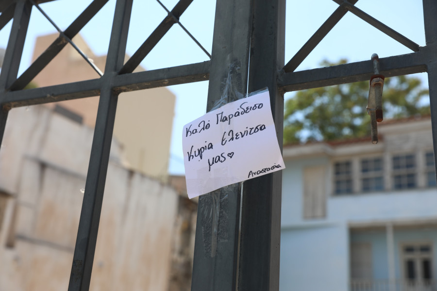 [388490] ΣΗΜΕΙΩΜΑΤΑ ΚΑΙ ΛΟΥΛΟΥΔΙΑ ΣΤΟ ΣΠΙΤΙ ΠΟΥ ΓΥΡΙΣΤΗΚΕ Η ΤΑΙΝΙΑ ΜΕ ΤΗΝ ΜΑΡΩ ΚΟΝΤΟΥ Η ΔΕ ΓΥΝΗ ΝΑ ΦΟΒΗΤΑΙ ΤΟΝ ΑΝΤΡΑ (ΔΑΝΑΗ ΔΑΥΛΟΠΟΥΛΟΥ/EUROKINISSI)