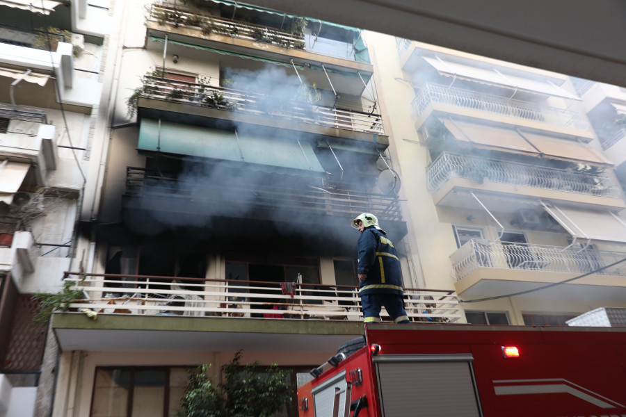 Φωτιά σε διαμέρισμα στον Πειραιά.