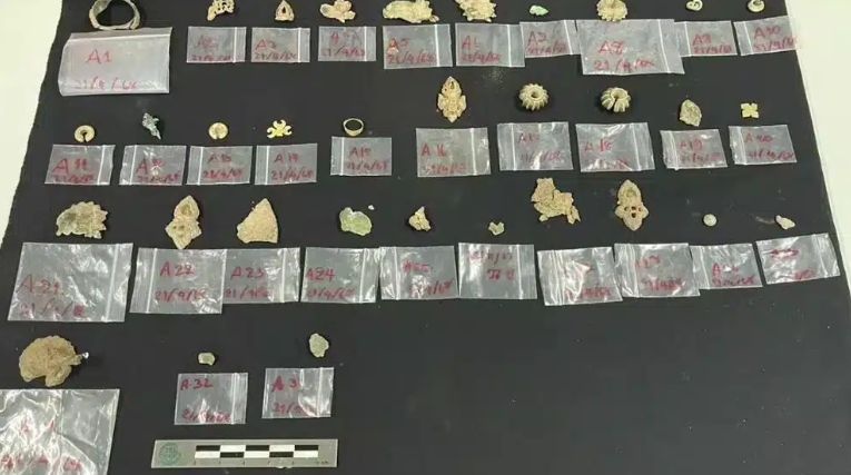 Ταϊλάνδη: Εργάτες βρήκαν χρυσά και ασημένια κειμήλια 1.300 ετών σε ναό κάτω από άγαλμα του Βούδα 8 11.jpg