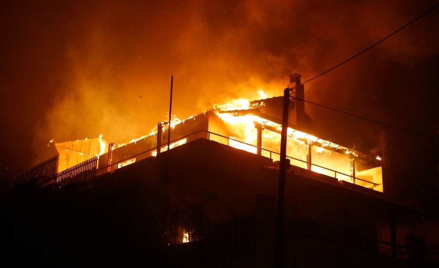 ΠΥΡΚΑΓΙΑ ΡΑΦΗΝΑ / ΕΝΑ ΣΠΙΤΙ ΦΛΕΓΕΤΑΙ ΣΤΟΝ ΑΓΙΟ ΝΙΚΟΛΑΟ ΡΑΦΗΝΑΣ (ΦΩΤΟΓΡΑΦΙΑ: ΘΑΝΑΣΗΣ ΔΗΜΟΠΟΥΛΟΣ / EUROKINISSI)