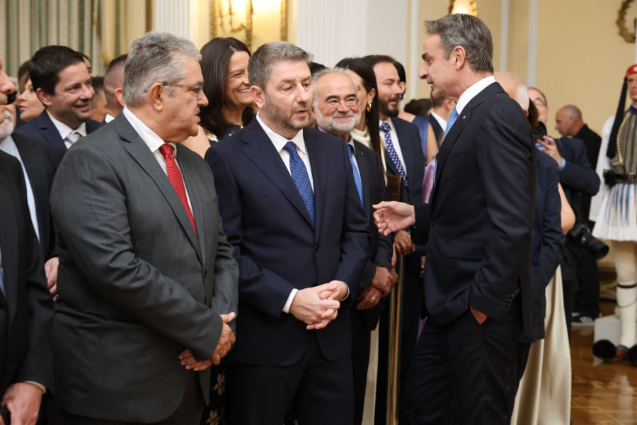 [388621]  ΔΕΞΙΩΣΗ ΣΤΟ ΠΡΟΕΔΡΙΚΟ ΜΕΓΑΡΟ ΓΙΑ ΤΗΝ 52η ΕΠΕΤΕΙΟ ΑΠΟΚΑΤΑΣΤΑΣΗΣ ΤΗΣ ΔΗΜΟΚΡΑΤΙΑΣ  (ΓΙΑΝΝΗΣ ΠΑΝΑΓΟΠΟΥΛΟΣ / EUROKINISSI)