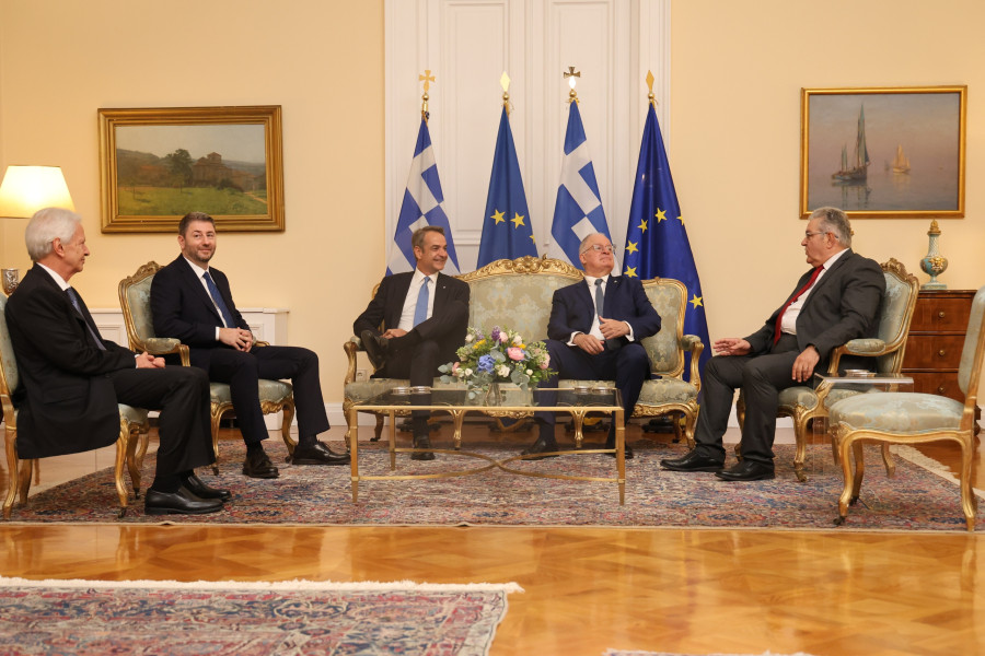 [388621]  ΔΕΞΙΩΣΗ ΣΤΟ ΠΡΟΕΔΡΙΚΟ ΜΕΓΑΡΟ ΓΙΑ ΤΗΝ 52η ΕΠΕΤΕΙΟ ΑΠΟΚΑΤΑΣΤΑΣΗΣ ΤΗΣ ΔΗΜΟΚΡΑΤΙΑΣ  (ΓΙΑΝΝΗΣ ΠΑΝΑΓΟΠΟΥΛΟΣ / EUROKINISSI)